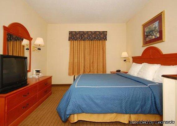 Red Roof Inn Plus+ & Suites Chattanooga - Downtown Room photo